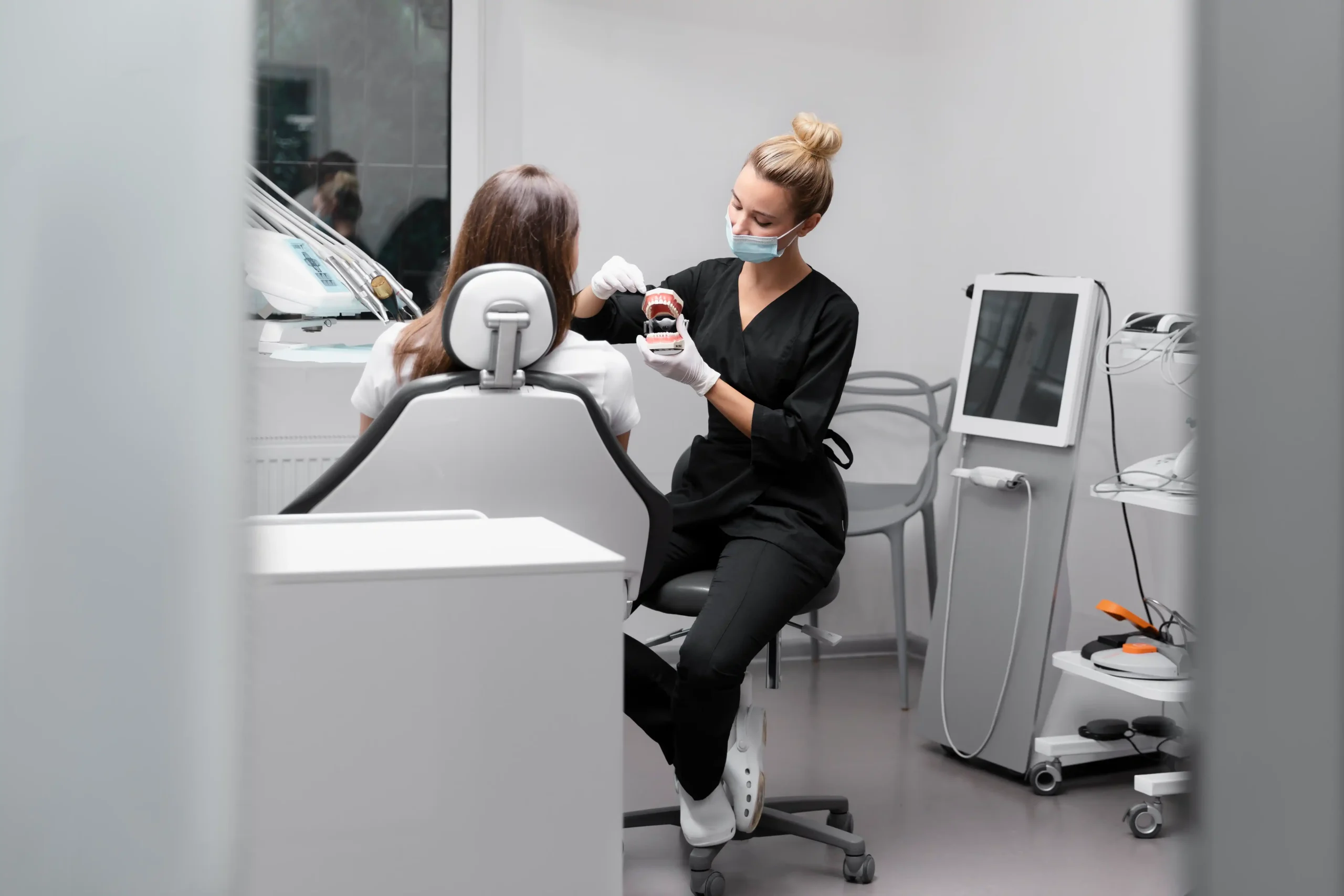 full-shot-dentist-wearing-face-mask